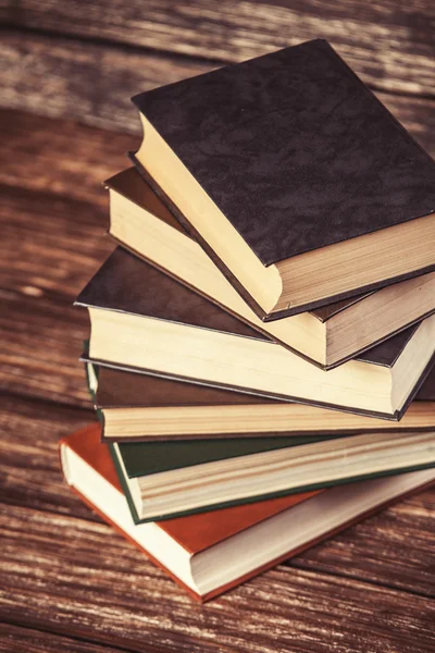 Libri su tavolo di legno . — Foto Stock
