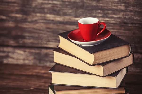 Libros y taza de café sobre fondo de madera . —  Fotos de Stock