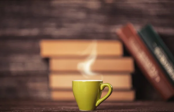 Bücher und Tasse Kaffee auf Holzgrund. — Stockfoto