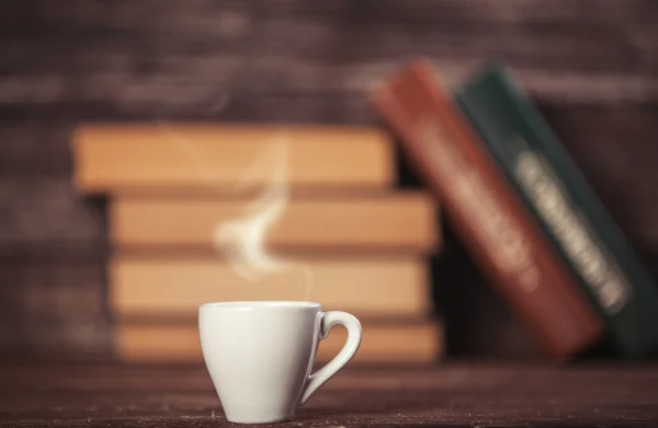 Libros y taza de café sobre fondo de madera . —  Fotos de Stock