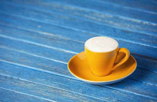 Šálek kávy na dřevěném stole. — Stock fotografie