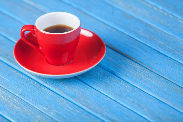 Taza de café sobre mesa de madera. — Foto de Stock