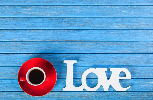 Λέξη αγάπη και φλιτζάνι καφέ. — Φωτογραφία Αρχείου
