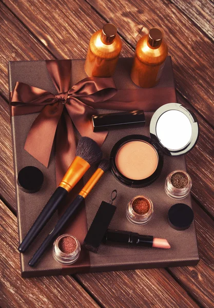 Kozmetikumok és a fából készült asztal díszdobozban. — Stock Fotó