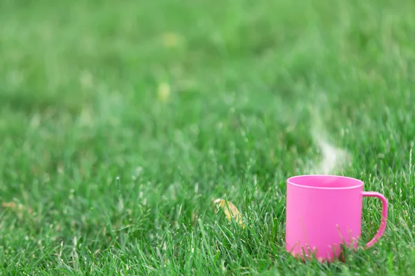 Чашка кофе на зеленой траве — стоковое фото
