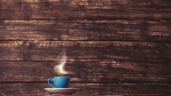 Filiżanka kawy lub herbaty na drewnianym stole. — Zdjęcie stockowe
