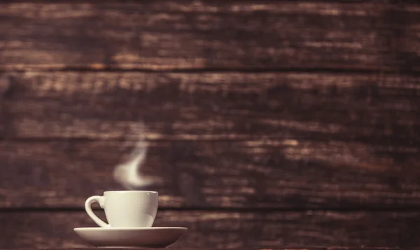 Tee- oder Kaffeetasse auf Holztisch. — Stockfoto