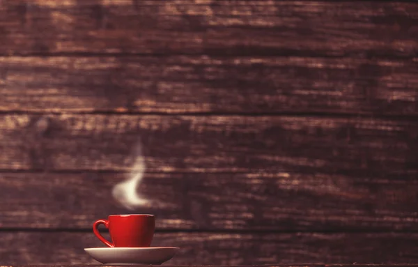 Koffie of thee beker op houten tafel. — Stockfoto