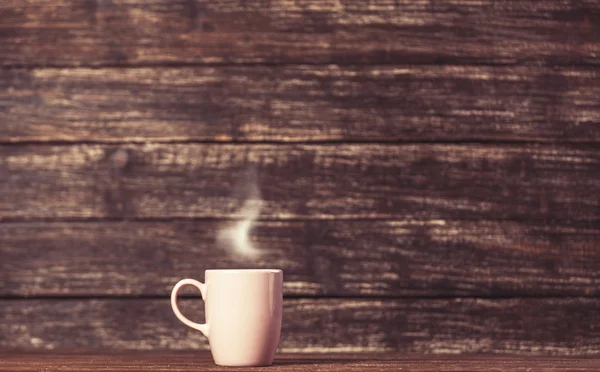 Té o taza de café en mesa de madera . —  Fotos de Stock