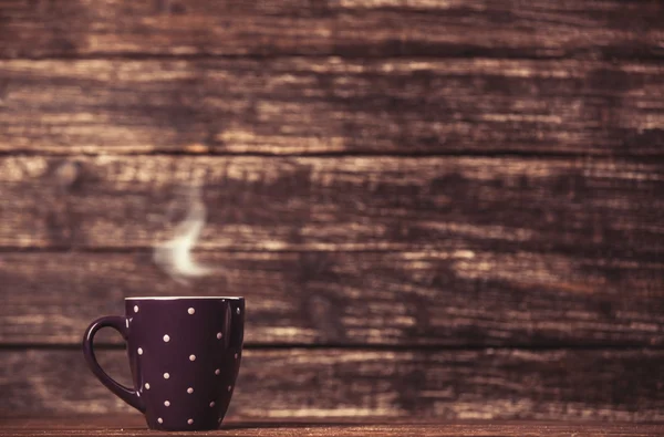 Koffie of thee beker op houten tafel. — Stockfoto