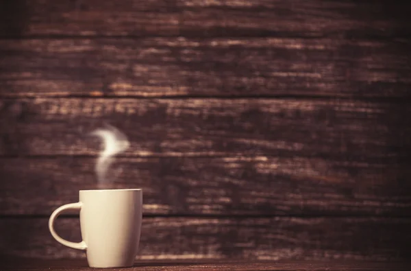 Koffie of thee beker op houten tafel. — Stockfoto