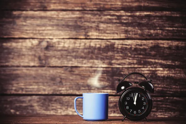 Té o taza de café y despertador — Foto de Stock