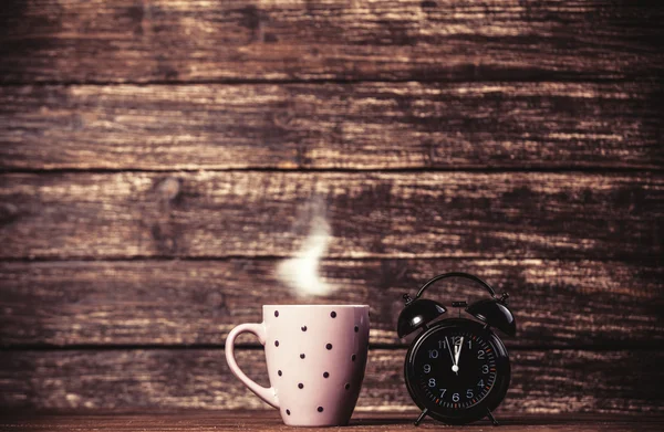 茶或咖啡的杯子和闹钟 — 图库照片