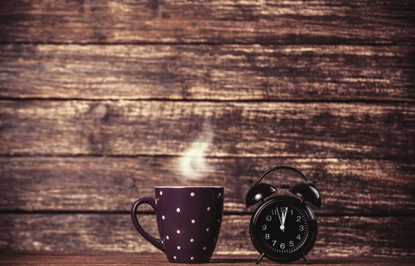 Té o taza de café y despertador —  Fotos de Stock