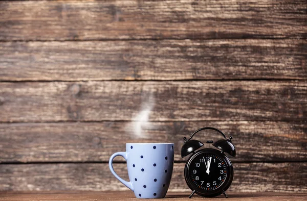 茶或咖啡的杯子和闹钟 — 图库照片