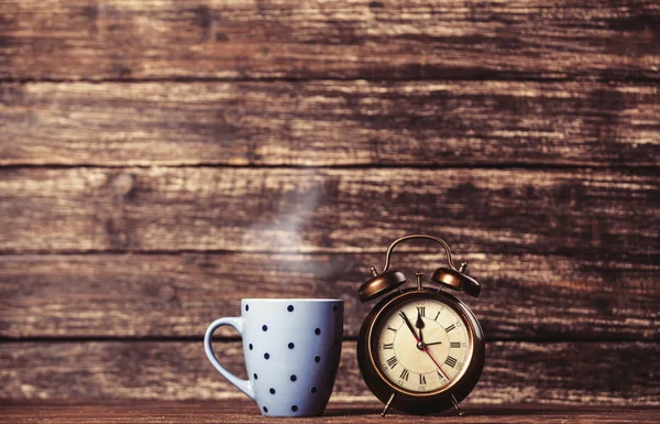 Té o taza de café y despertador — Foto de Stock