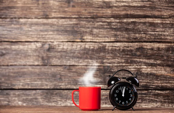 Чашка чая или кофе и будильник — стоковое фото