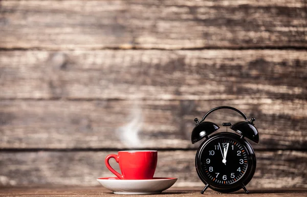 お茶やコーヒーのカップと目覚まし時計 — ストック写真