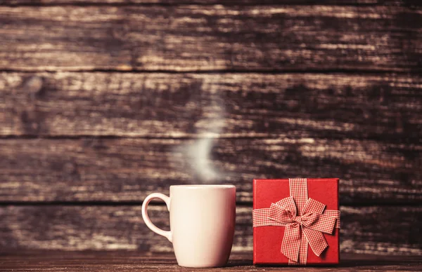 Caja de regalo y taza de café —  Fotos de Stock