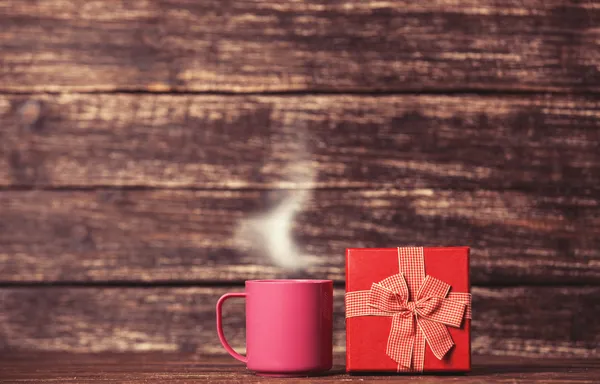 Caja de regalo y taza de café —  Fotos de Stock