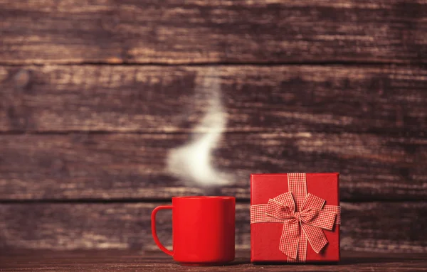 Confezione regalo e tazza di caffè — Foto Stock