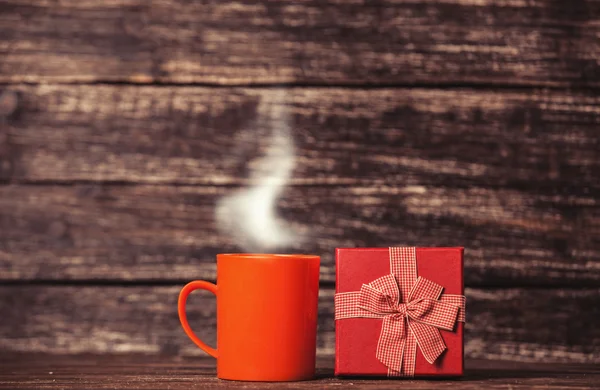 Caja de regalo y taza de café —  Fotos de Stock