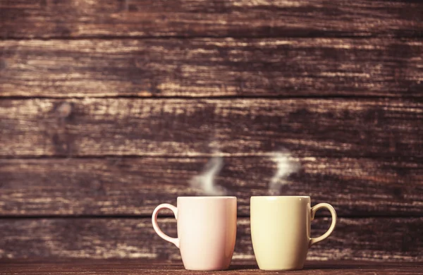 Dos tazas de café sobre mesa de madera. —  Fotos de Stock