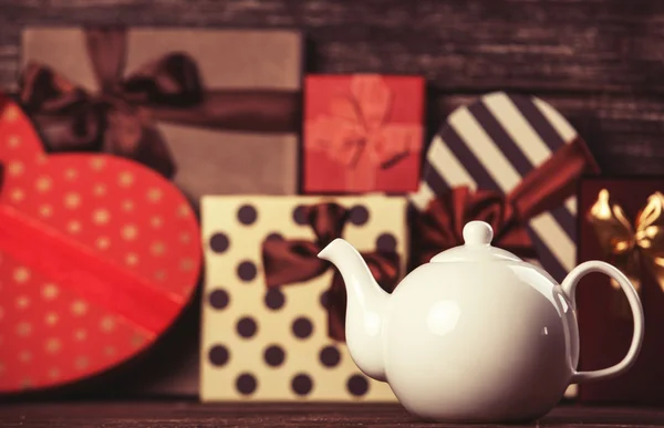 Tetera y regalos en el fondo . — Foto de Stock