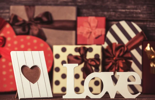 Frame en woord liefde op geschenken achtergrond. — Stockfoto
