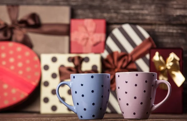 Dos tazas de café y regalos de vacaciones en el fondo . —  Fotos de Stock