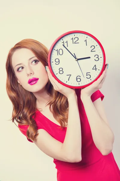 Açık renkli büyük çalar saat ile sürpriz Kızıl saçlı kız Stok Resim
