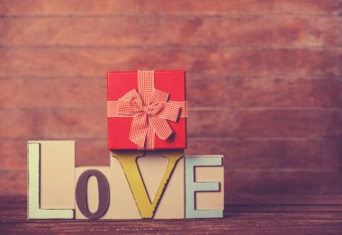 ahşap masa küçük hediye ve kelime aşk.