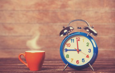 fincan kahve ve çalar saat ahşap tablo.