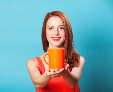 Kızıl saçlı kadınlar Kupası üzerinde mavi arka plan ile.