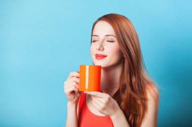 Kızıl saçlı kadınlar Kupası üzerinde mavi arka plan ile.