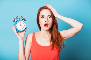 mavi renkli sürpriz Kızıl saçlı kadınlar woth çalar saat.