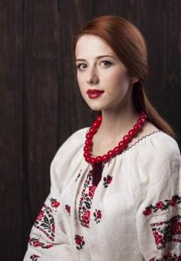 Kızıl saçlı kız Ukrayna Ulusal giyim.