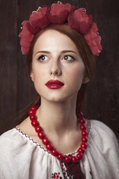 Fille rousse en vêtements nationaux ukrainiens . — Photo