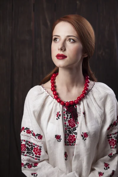 Рыжая девушка в украинской национальной одежде . — стоковое фото