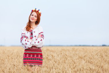 buğday alanında Ulusal Ukrayna elbiseleri Kızıl saçlı kız.
