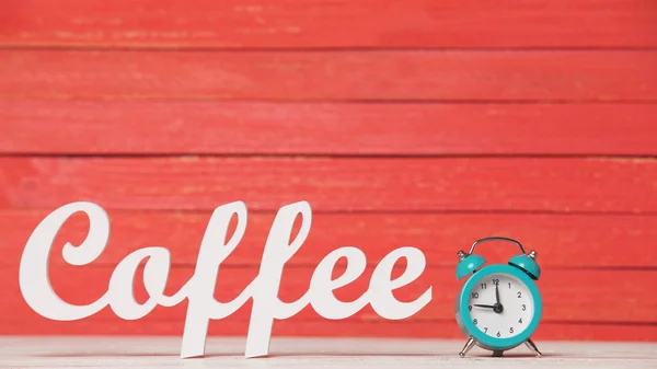 Relógio despertador e palavra de madeira Café . — Fotografia de Stock