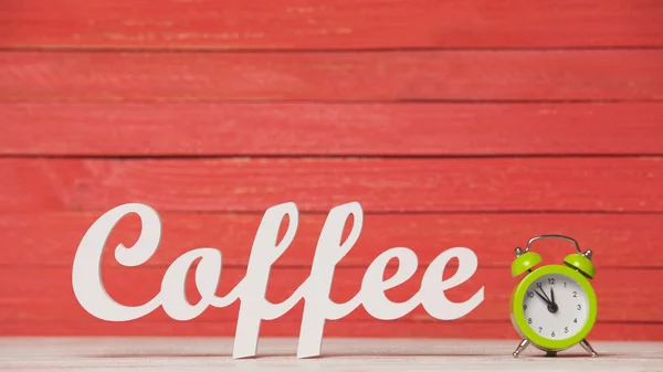 Будильник и деревянное слово Coffee . — стоковое фото