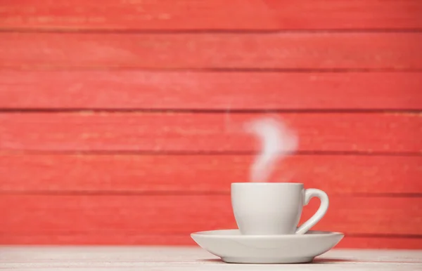 Té o taza de café en mesa de madera . — Foto de Stock