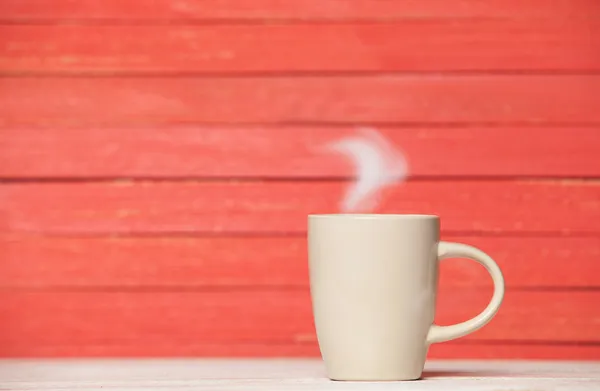 Te eller kaffe cup på träbord. — Stockfoto