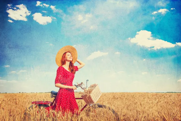 Rousse paysanne avec vélo sur le champ de blé . — Photo