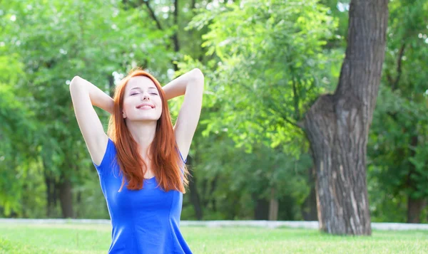 Ruiva no parque . — Fotografia de Stock