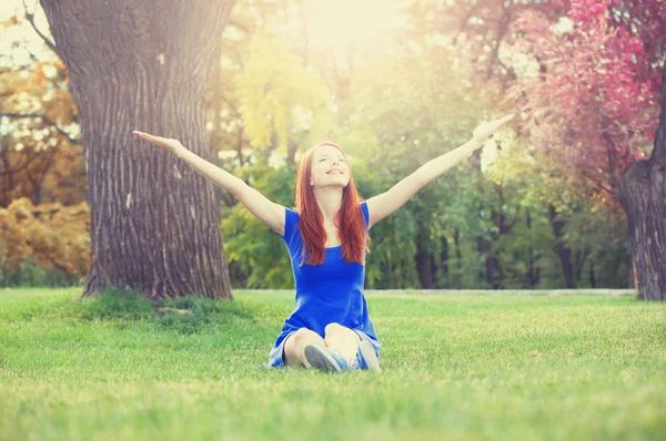 Redhead in het park. — Stockfoto