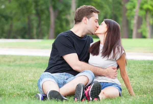 Jovem casal adolescente beijando ao ar livre — Fotografia de Stock