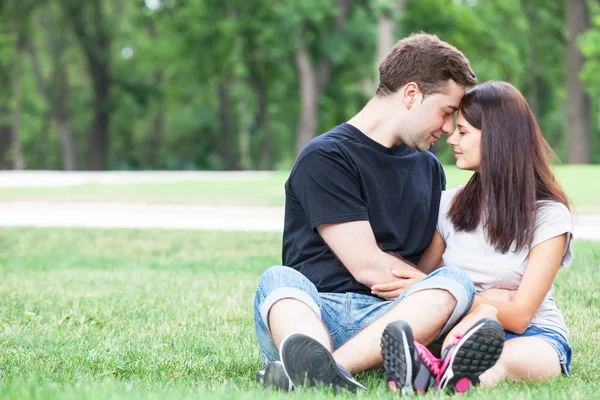 Giovane teen coppia baci all'aperto — Foto Stock