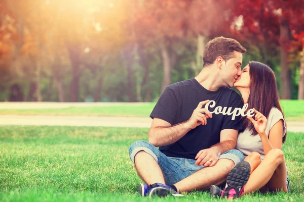 Pareja adolescente con palabra Pareja en el parque —  Fotos de Stock